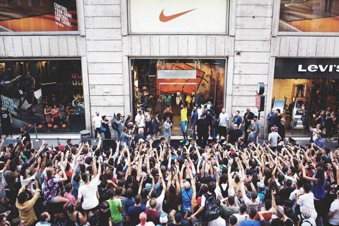 Il saluto di Kevin Durant all'entrata dello store della Nike nella Capitale